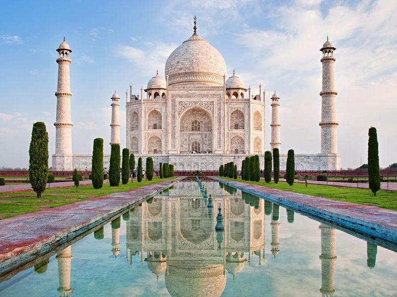 Taj Mahal, in pericol: monumentul din marmura alba capata nuante galbene si verzi din cauza poluarii