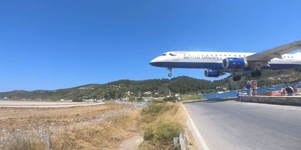 Isi pun viata in pericol pentru a surprinde aterizările avioanelor care trec la cativa metri deasupra solului