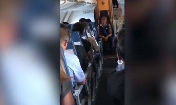 O stewardesa a fost arestata dupa ce a fost surprinsa beata in timpul unui zbor