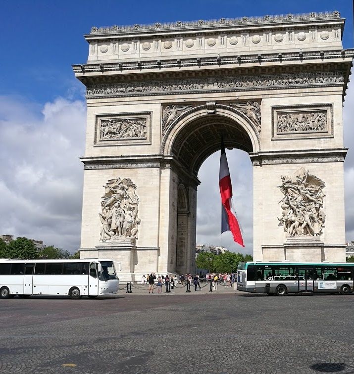 Arcul de Triumf a fost inaltat in cinstea victoriilor stralucite ale imparatului Frantei, Napoleon. Cele mai reprezentative ilustratii ale Arcului de Triumf