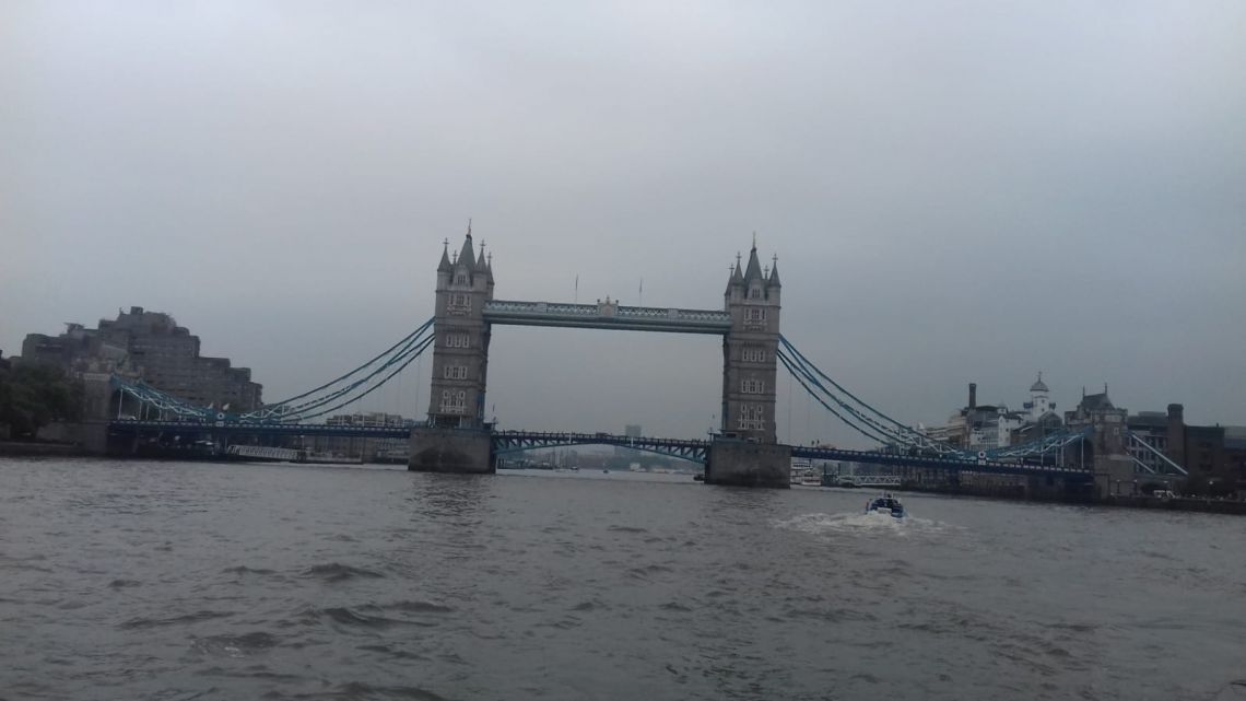 E greu de redat in cuvinte cate puteti vedea doar plimbadu-va cu ferry-boat-ul pe Tamisa! Iata lista celor mai frumoase simboluri ale Londrei, pe care le puteti admira intr-o scurta croaziera!