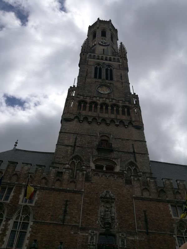 Ce ar putea fi mai romantic decat o zi petrecuta in minunatul oras belgian Bruges, denumit si Venetia Nordului ?