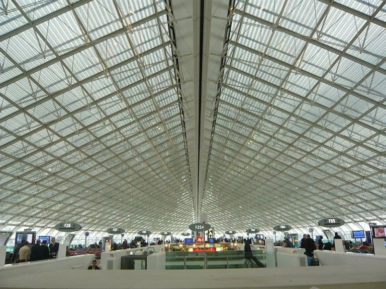 Angajati ai Aeroportului Charles-de-Gaulle din Paris, arestati pentru furt din bagaje