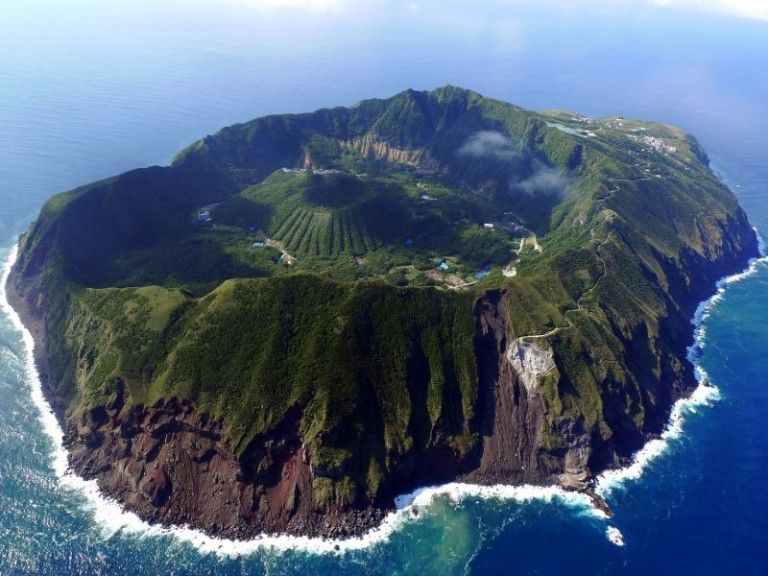 Cel mai captivant loc de pe planeta: Aogashima, orasul din interiorul vulcanului (FOTO, VIDEO)