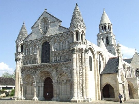 Daca ajungeti in vestul Frantei, va recomandam sa vizitati orasul Poitiers!