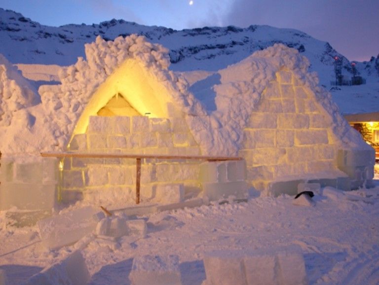 Constructia inedita din inima Muntilor Fagaras: Hotelul de gheata de la Balea Lac