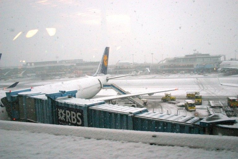 Peste 200 de zboruri au fost anulate pe aeroportul din Frankfurt din cauza ninsorii si a poleiului