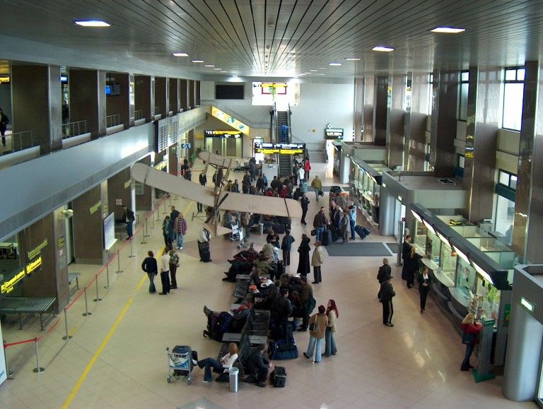 Peste sapte milioane de pasageri au tranzitat in 2012 aeroporturile Otopeni si Baneasa
