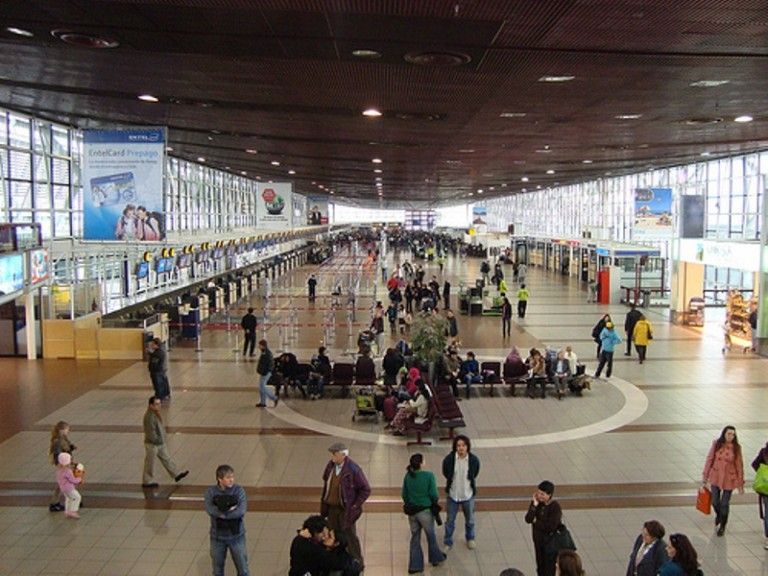 Un turist traieste de doua luni pe un aeroport (VIDEO)