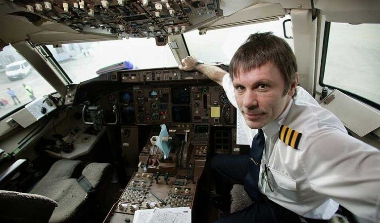 Bruce Dickinson de la Iron Maiden a scos la licitatie postul de co-pilot