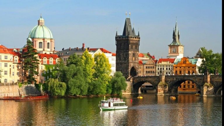 Orasul celor o suta de turnuri