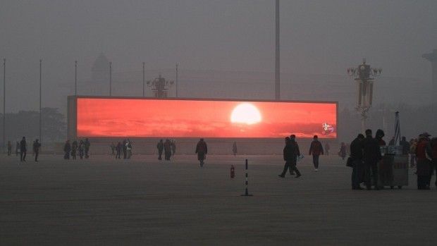 La Beijing, se proiecteaza virtual apusul de soare, care nu se mai vede din cauza poluarii