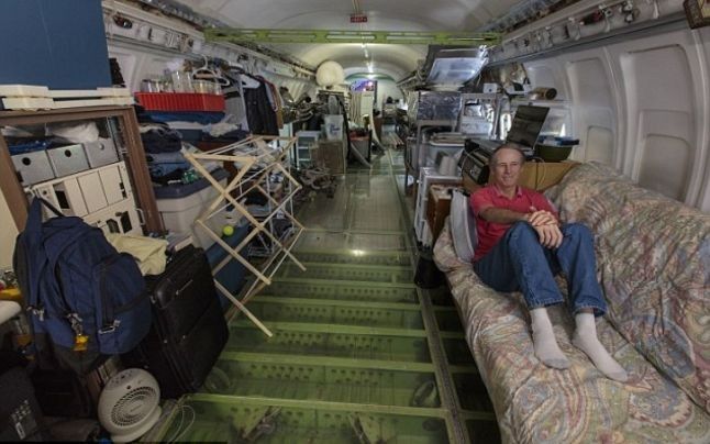 Barbatul care si-a facut casa intr-un avion (VIDEO)