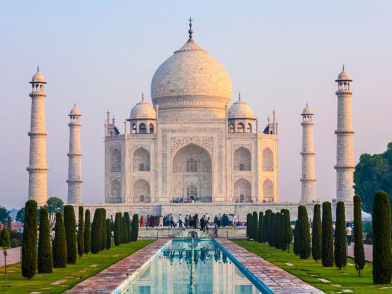 Taj Mahal, ingalbenit de poluare