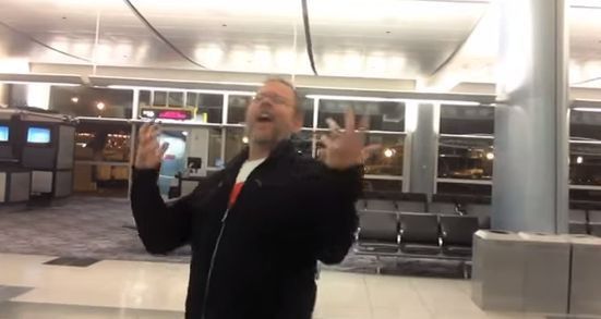 Un barbat blocat pe un aeroport din Las Vegas a filmat un clip spectaculos (VIDEO)