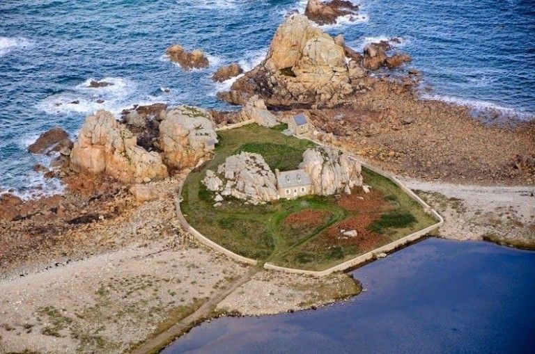 Ai putea trai asa? Casa dintre stanci (FOTO)