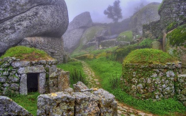 Satul din Portugalia construit in bolovani uriasi pare desprins din povesti (GALERIE FOTO)