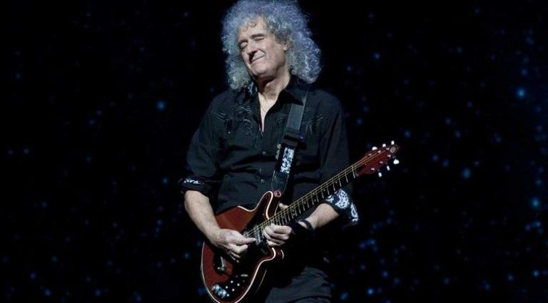 Brian May a platit 12.500 de euro pentru a-si transporta chitara in avion, la business class