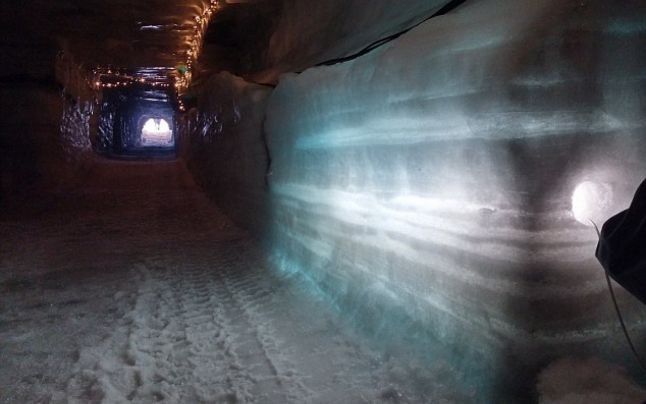 Un tunel sapat in inima unui ghetar este cea mai noua atractie turistica a Islandei
