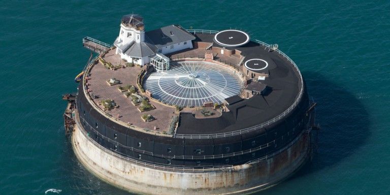Hotel de lux intr-un vechi fort maritim englezesc. Cat costa o noapte de cazare?