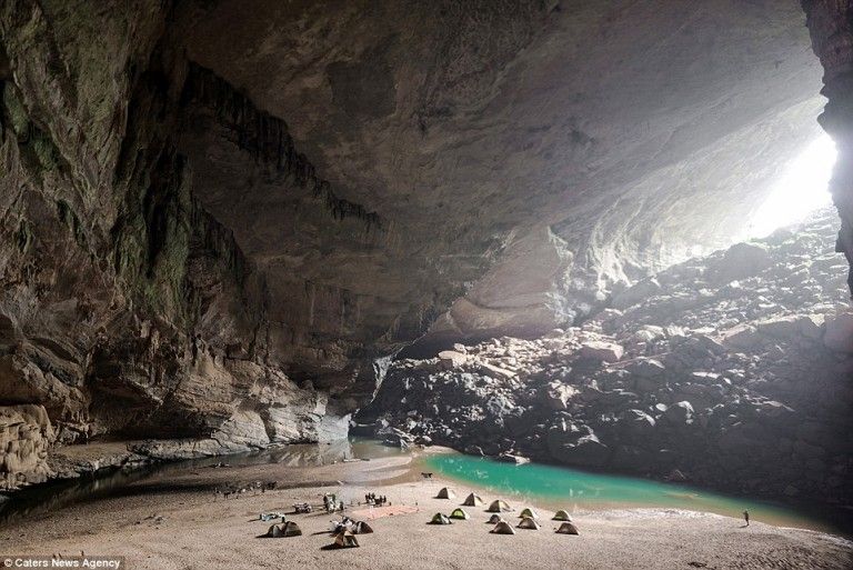 Plaja ascunsa in adancurile grotei Hang En, a treia pestera ca marime din lume