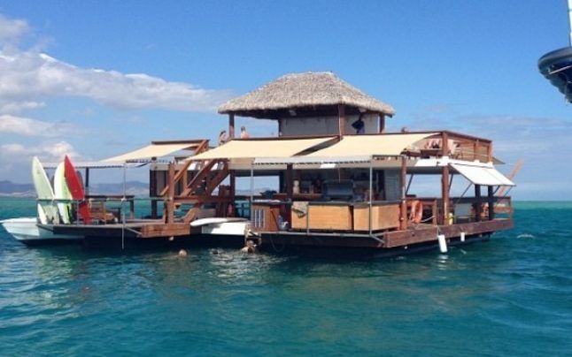 Pizzeria plutitoare din Fiji, o noua atractie inedita pentru turisti