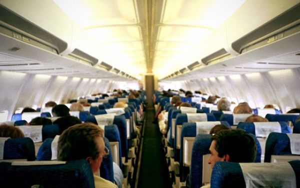 Cati turisti sunt dispusi sa plateasca taxe suplimentare ca sa iasa primii din avion