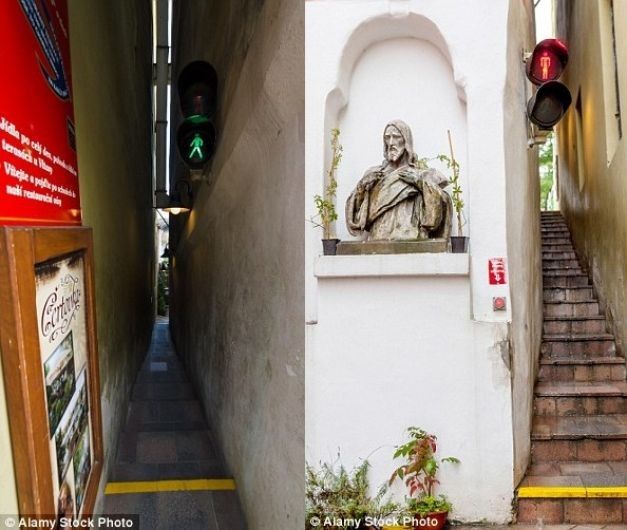 Cea mai ingusta strada din Praga are semafoare instalate pentru a se evita ciocnirile intre pietoni