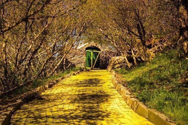 Frumusetea de basm a parcului de distractii care se deschide doar o data pe an