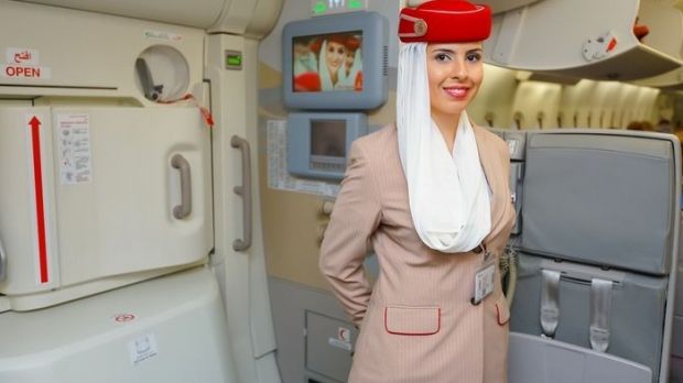 De ce tin stewardesele mainile la spate atunci cand pasagerii urca in avion