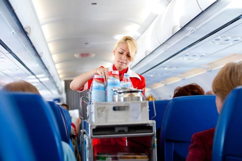 Motivul pentru care este recomandat sa alegi vin in loc de cafea atunci cand calatoresti cu avionul