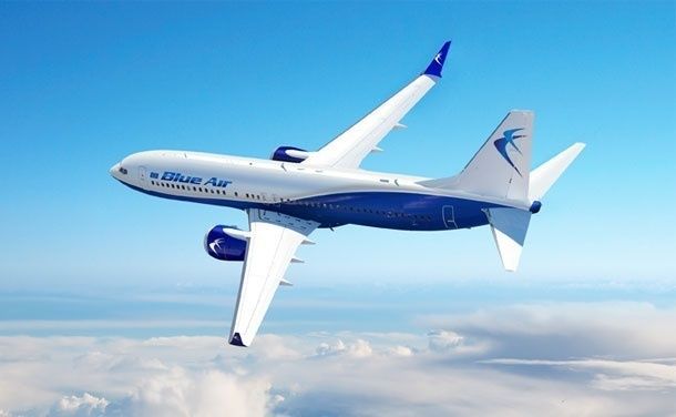 Incident la bordul unui avion Blue Air: un pasager a incercat sa intre cu forta in cabina pilotilor
