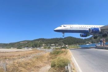 Isi pun viata in pericol pentru a surprinde aterizările avioanelor care trec la cativa metri deasupra solului