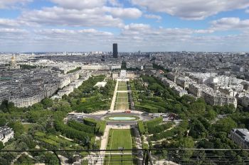 Nu se inclina niciodata mai mult de 7 cm, chiar si cand vantul este foarte puternic. 10 lucruri interesante despre Turnul Eiffel - foto 1