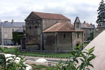 Daca ajungeti in vestul Frantei, va recomandam sa vizitati orasul Poitiers! - foto 1
