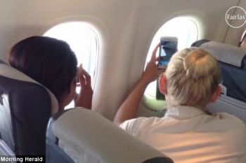 Un piton a calatorit pe aripa unui avion (FOTO, VIDEO) - foto 3