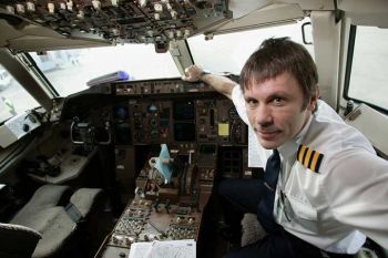Bruce Dickinson de la Iron Maiden a scos la licitatie postul de co-pilot