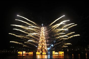 Cei mai spectaculosi brazi de Craciun din lume (FOTO) - foto 11