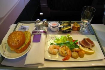 De ce mancarea din avion este fada la gust?