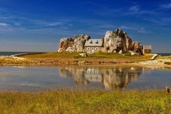 Ai putea trai asa? Casa dintre stanci (FOTO) - foto 1