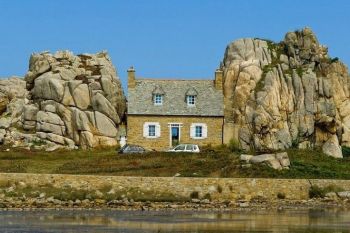 Ai putea trai asa? Casa dintre stanci (FOTO) - foto 2