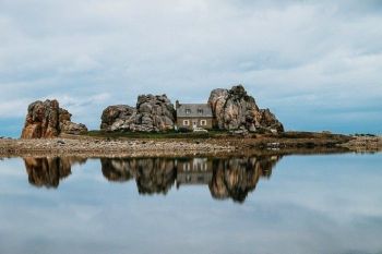Ai putea trai asa? Casa dintre stanci (FOTO) - foto 3