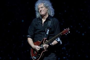 Brian May a platit 12.500 de euro pentru a-si transporta chitara in avion, la business class