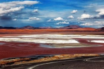Te-ai scalda in ape atat de colorate? Laguna Rosie, Laguna Verde (FOTO) - foto 1