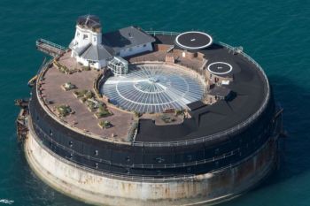 Hotel de lux intr-un vechi fort maritim englezesc. Cat costa o noapte de cazare?