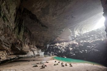 Plaja ascunsa in adancurile grotei Hang En, a treia pestera ca marime din lume