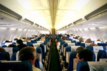 Cati turisti sunt dispusi sa plateasca taxe suplimentare ca sa iasa primii din avion