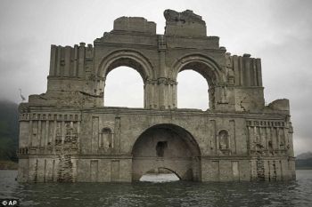 O biserica veche de sute de ani a iesit la lumina de sub apele care o acoperisera