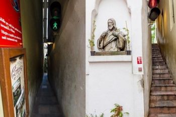 Cea mai ingusta strada din Praga are semafoare instalate pentru a se evita ciocnirile intre pietoni