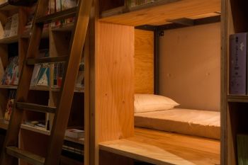 Biblioteca unde citesti pana adormi si nimeni nu te goneste (GALERIE FOTO)
